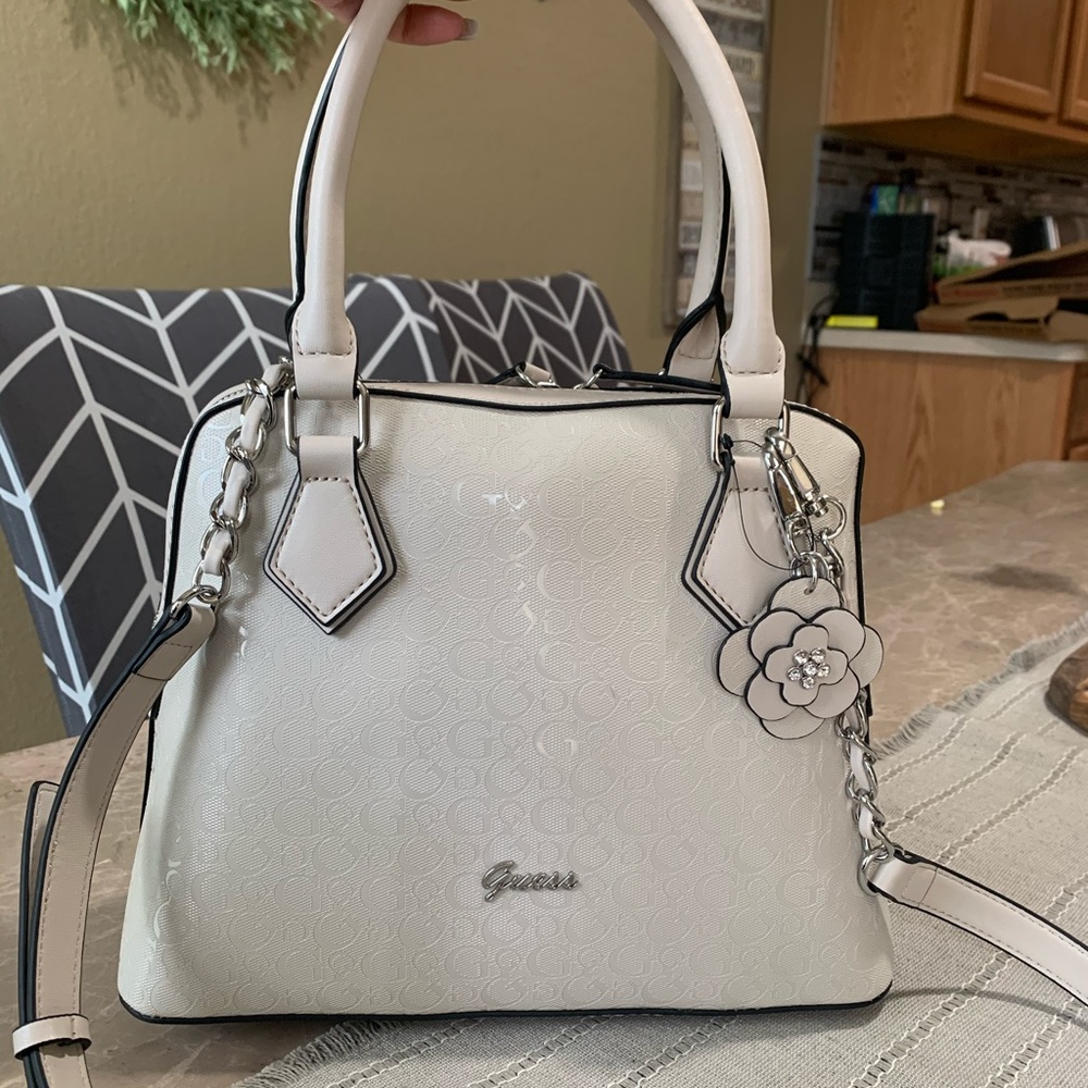 NWT - GUESS Handbag - IVORY🤍🤍🤍
